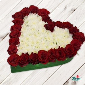 flori-aranjament-in-forma-de-inima-cu-18-trandafiri-rosii-si-15-crizanteme-albe-33546.jpeg