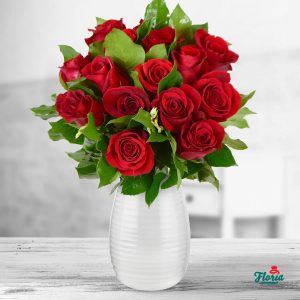 flori-buchet-de-15-trandafiri-rosii-33274.jpeg